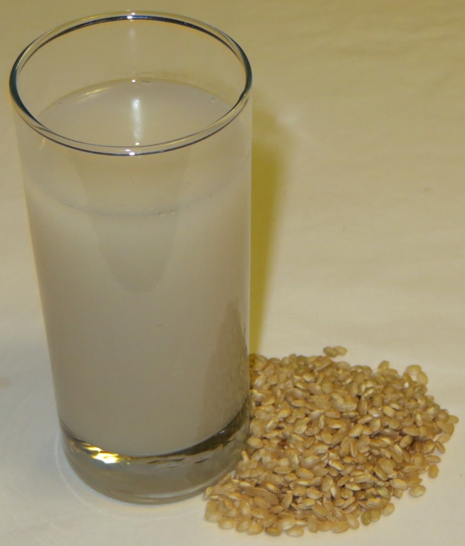 Glass of rice milk and some rice grains